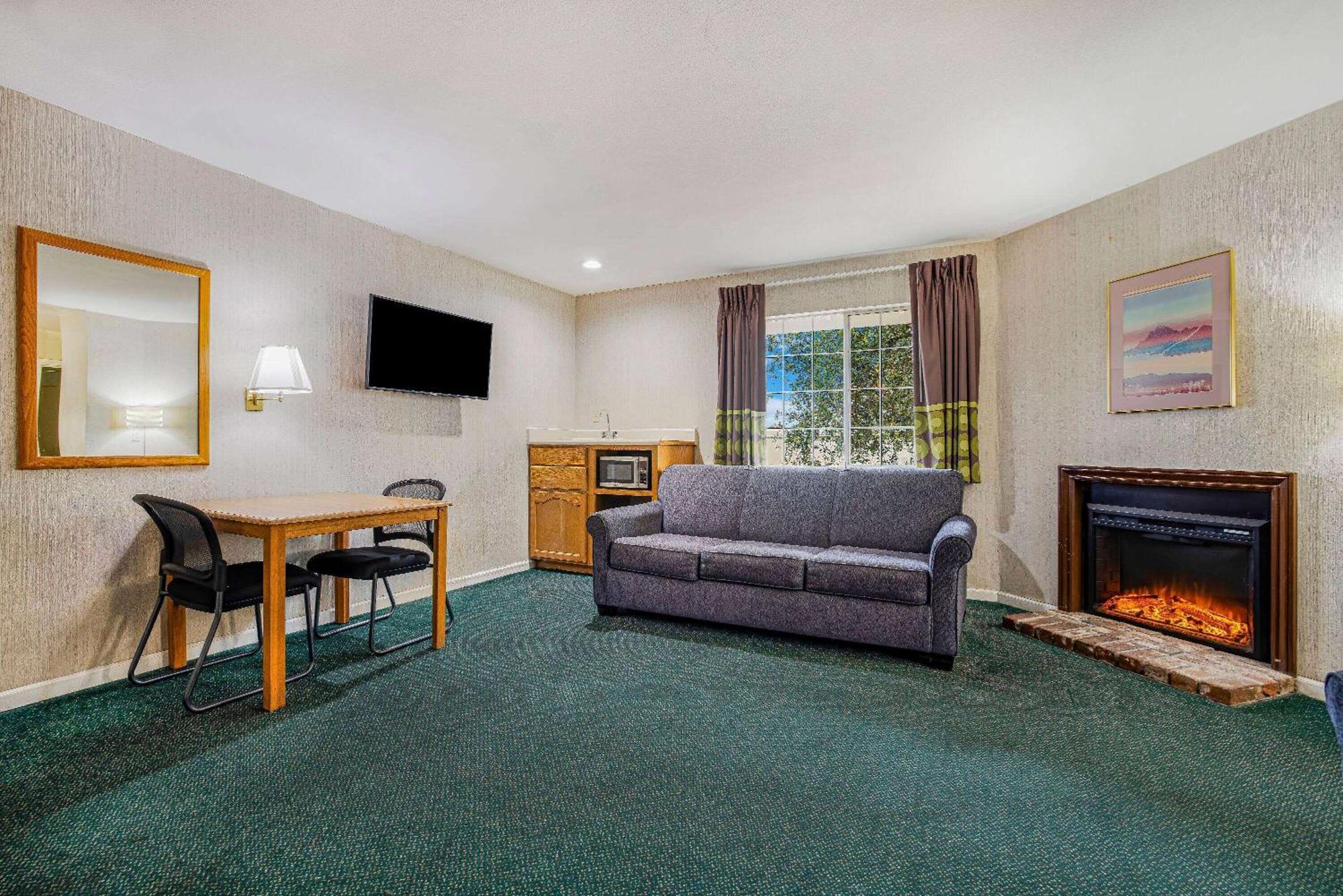 Super 8 By Wyndham Auburn Hotell Exteriör bild